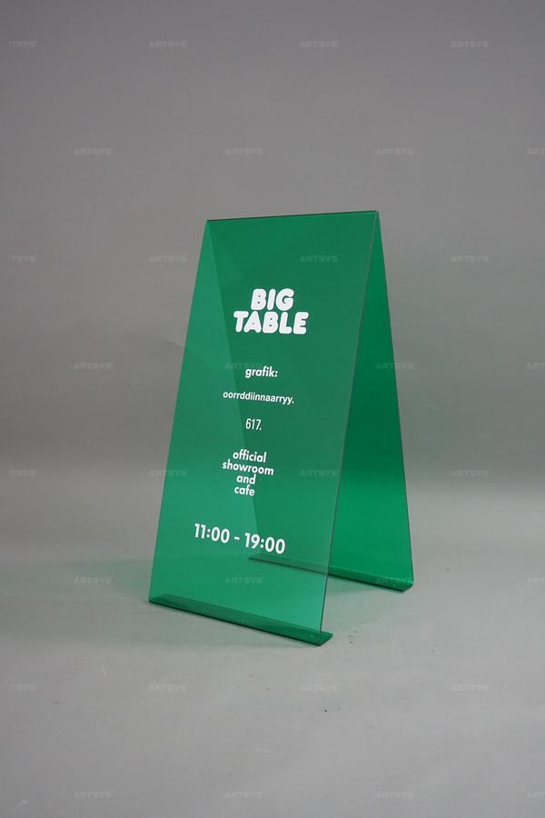 아트시스의 투명 아크릴 BIG TABLE 안내판 - 공식 쇼룸 및 카페 운영시간 안내